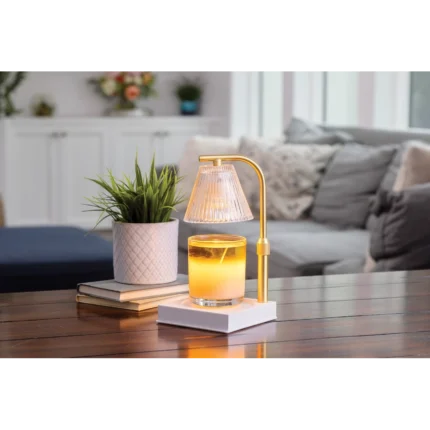 Leuchtender Kerzenwärmer mit Glasgefäß und Kerze auf einem Wohnzimmertisch