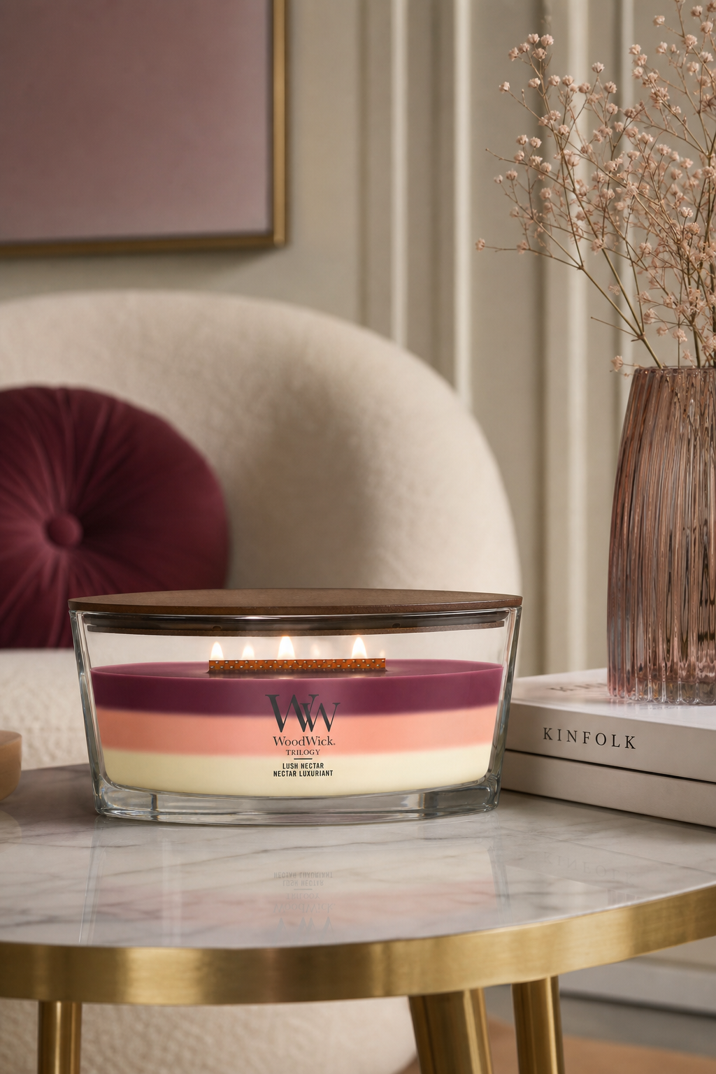 Brennende WoodWick Lush Nectar Kerze auf einem Tisch im Wohnbereich