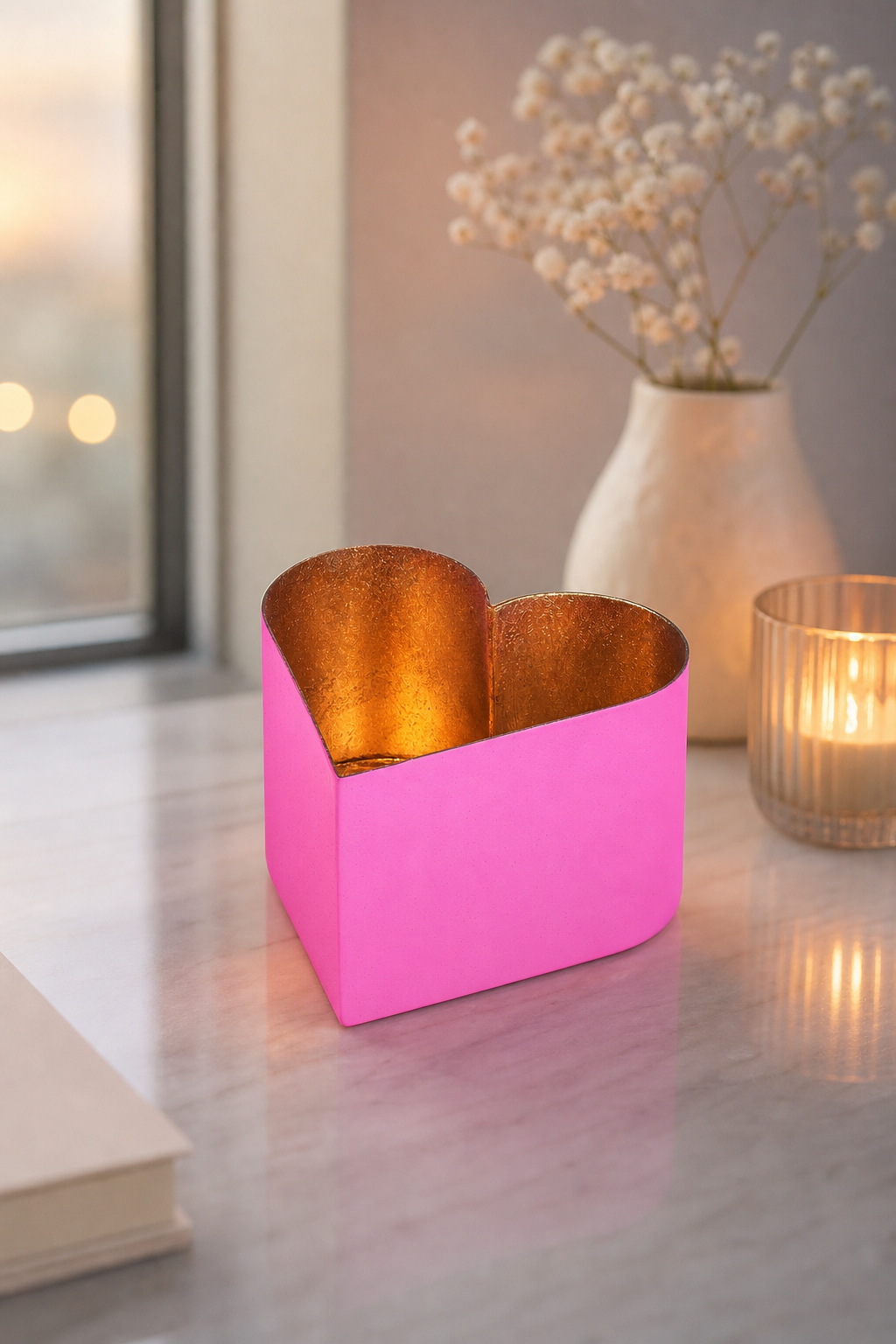 Madras Windlicht M Herz pink/gold in einer stimmungsvollen Anwendungsszene