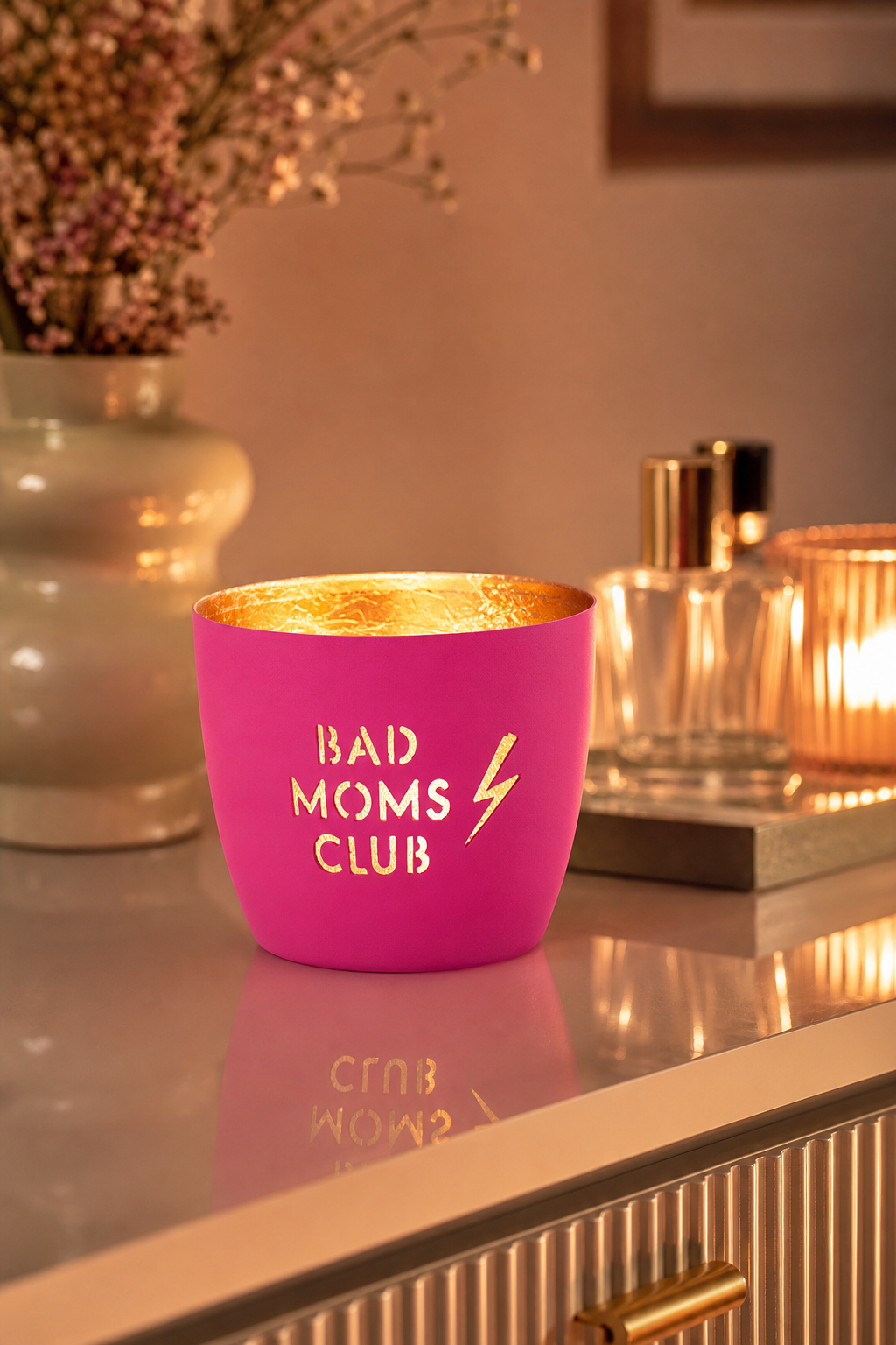 Madras Windlicht M neonpink/gold in einer stimmungsvollen Anwendungsszene