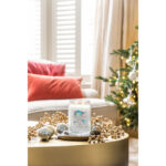 Yankee Candle Magical Bright Lights neben roter Kerze vor Weihnachtsbaum
