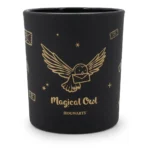 Schwarze Kerze mit geflügelter Eule, Sternen und Hogwarts-Aufdruck