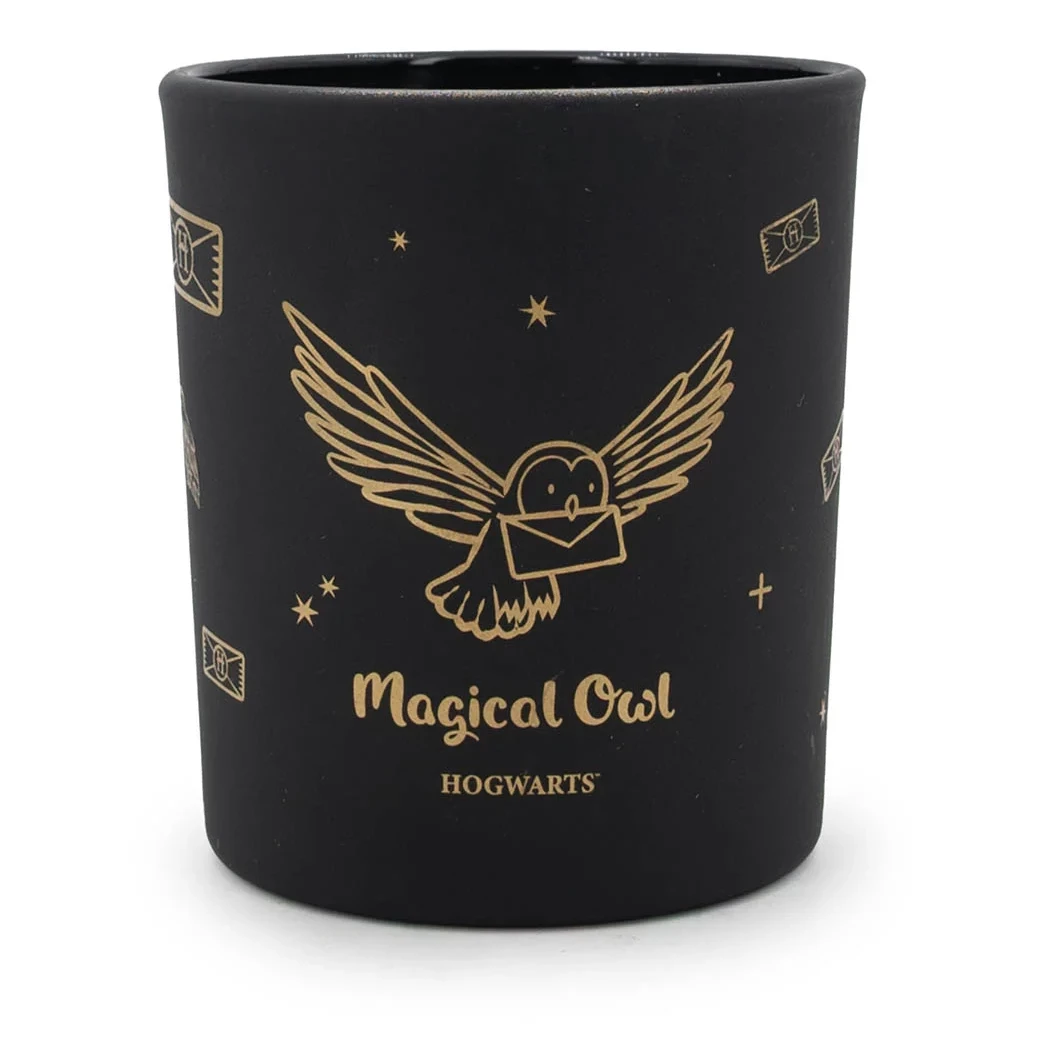 Magical Owl Kerze frontal Schwarze Kerze mit geflügelter Eule, Sternen und Hogwarts-Aufdruck