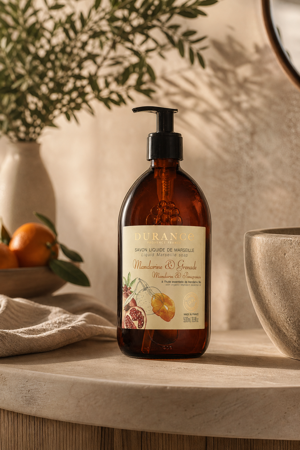Mandarine & Granatapfel Marseiller Flüssigseife 500ml in einer stimmungsvollen Anwendungsszene