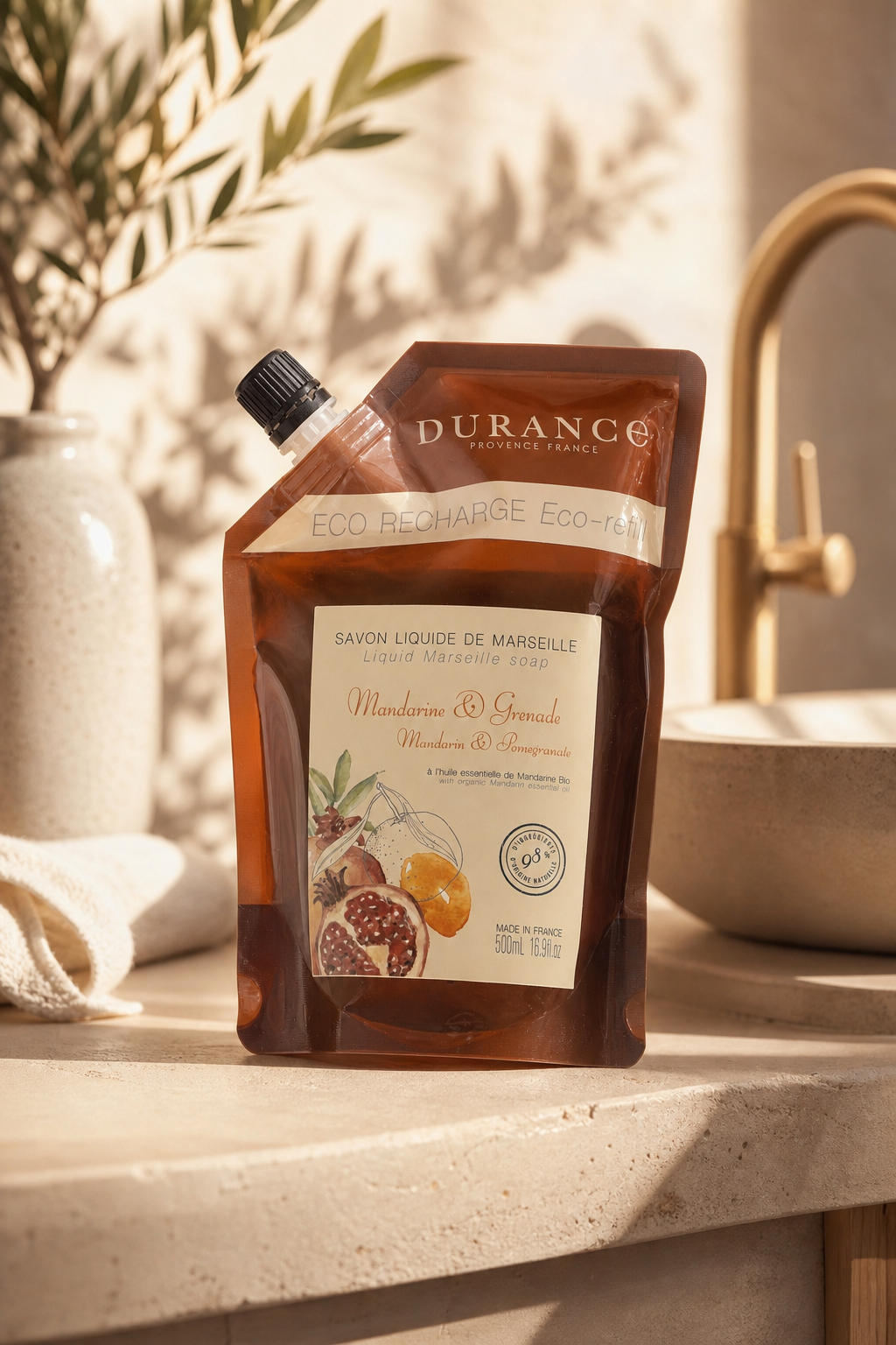 Mandarine & Granatapfel Marseiller Flüssigseife Nachfüller 500ml in einer stimmungsvollen Anwendungsszene