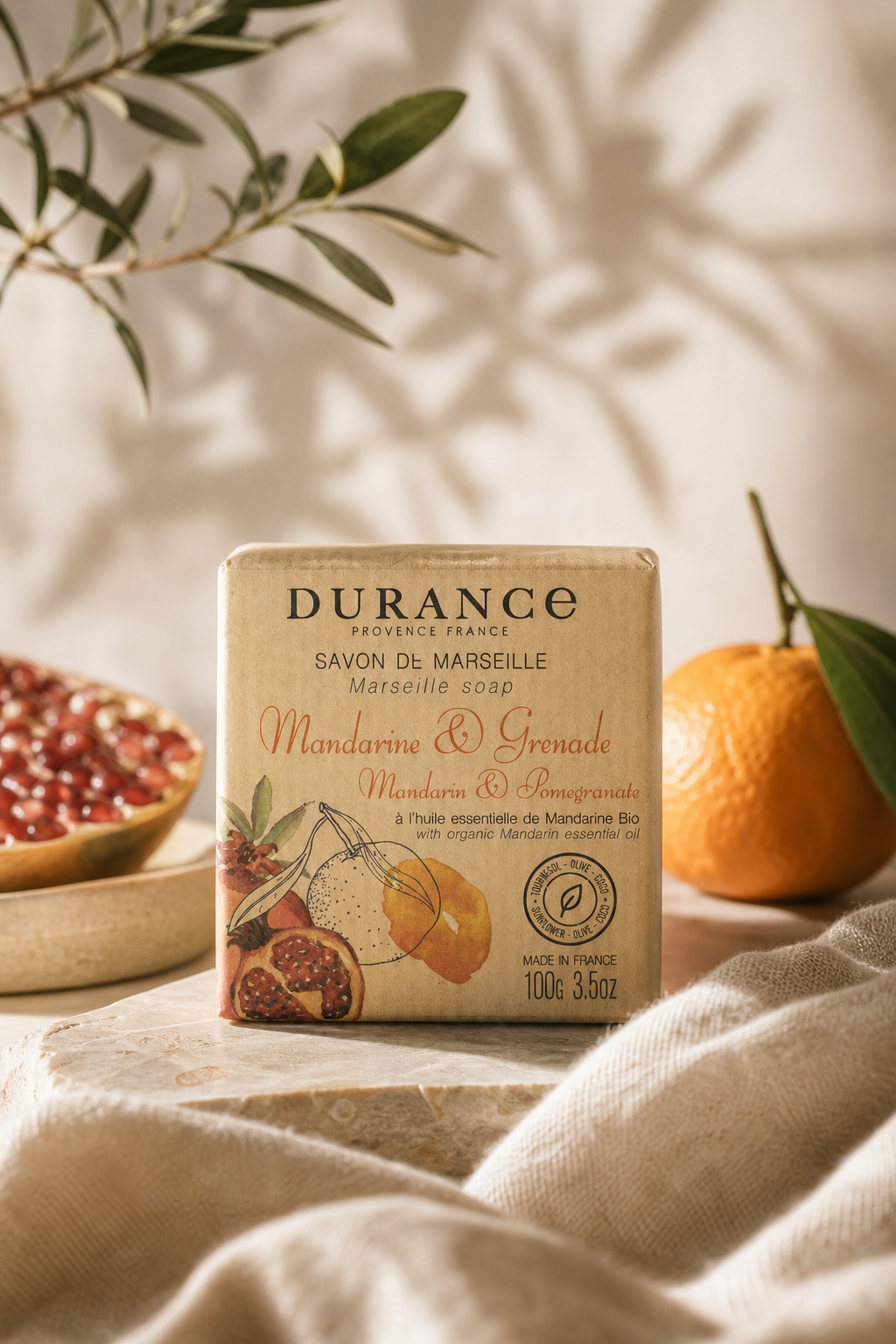 Mandarine & Granatapfel Marseiller Seife 100g in einer stimmungsvollen Anwendungsszene