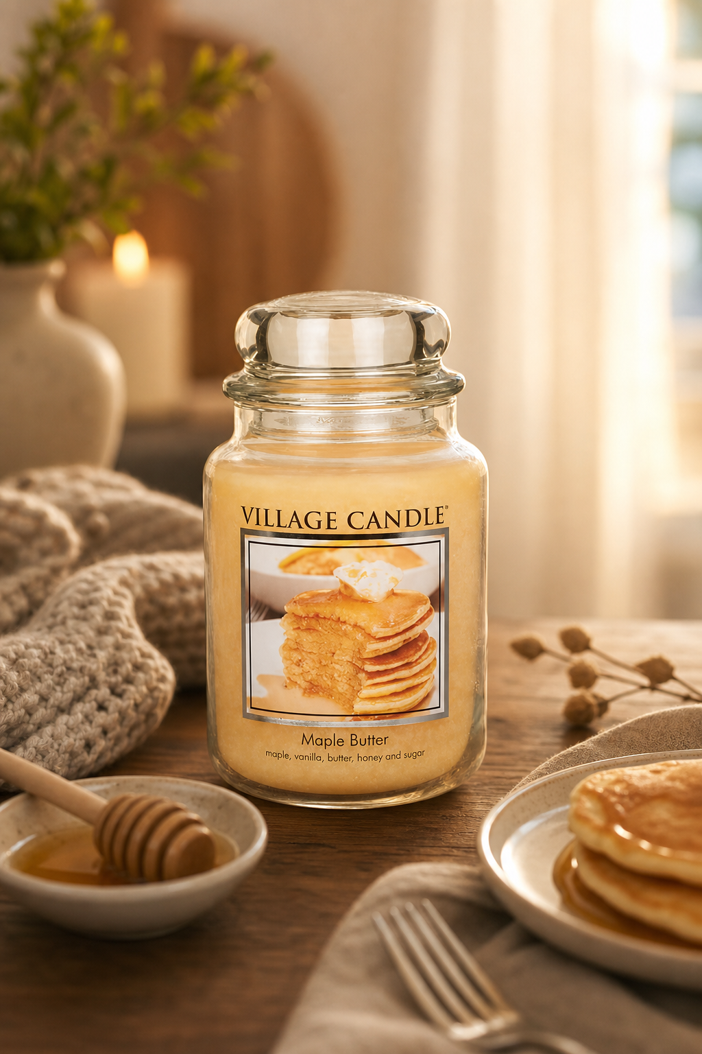 Maple Butter Kerze im Glas auf gedecktem Tisch neben Pfannkuchen