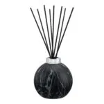 Schwarzer Diffuser mit Verpackung und Nachfüllflakon auf einem Wohnzimmertisch