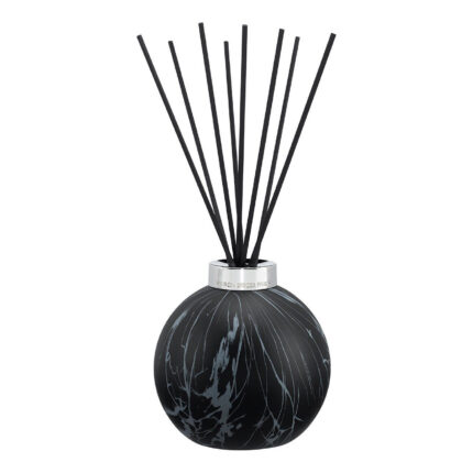 Schwarzer Diffuser mit Verpackung und Nachfüllflakon auf einem Wohnzimmertisch
