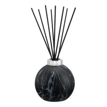 Schwarzer Diffuser mit Verpackung und Nachfüllflakon auf einem Wohnzimmertisch