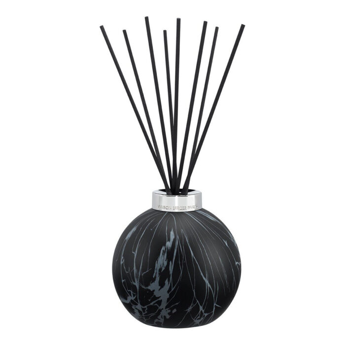 Schwarzer Diffuser mit Verpackung und Nachfüllflakon auf einem Wohnzimmertisch