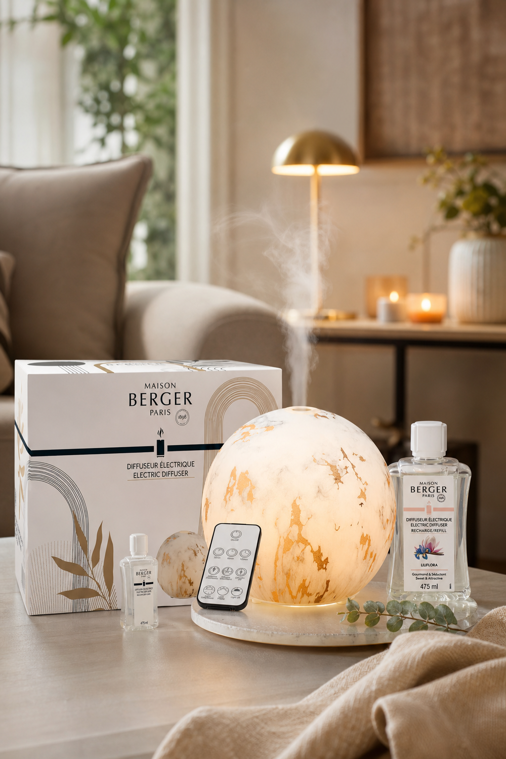 Marmorierter elektrischer Aroma-Diffuser mit Verpackung und Nachfüllflasche im Wohnraum