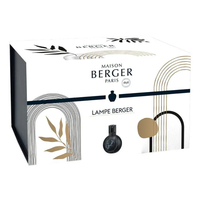 Schwarze marmorierte Lampe Berger auf einem Tisch neben Pflanzen und Buch
