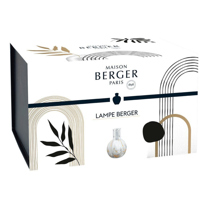 Weiße runde Lampe Berger steht auf einer hellen Tischplatte im Wohnraum