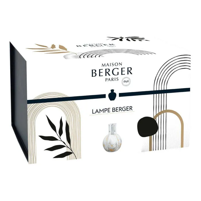 Weiße runde Lampe Berger steht auf einer hellen Tischplatte im Wohnraum