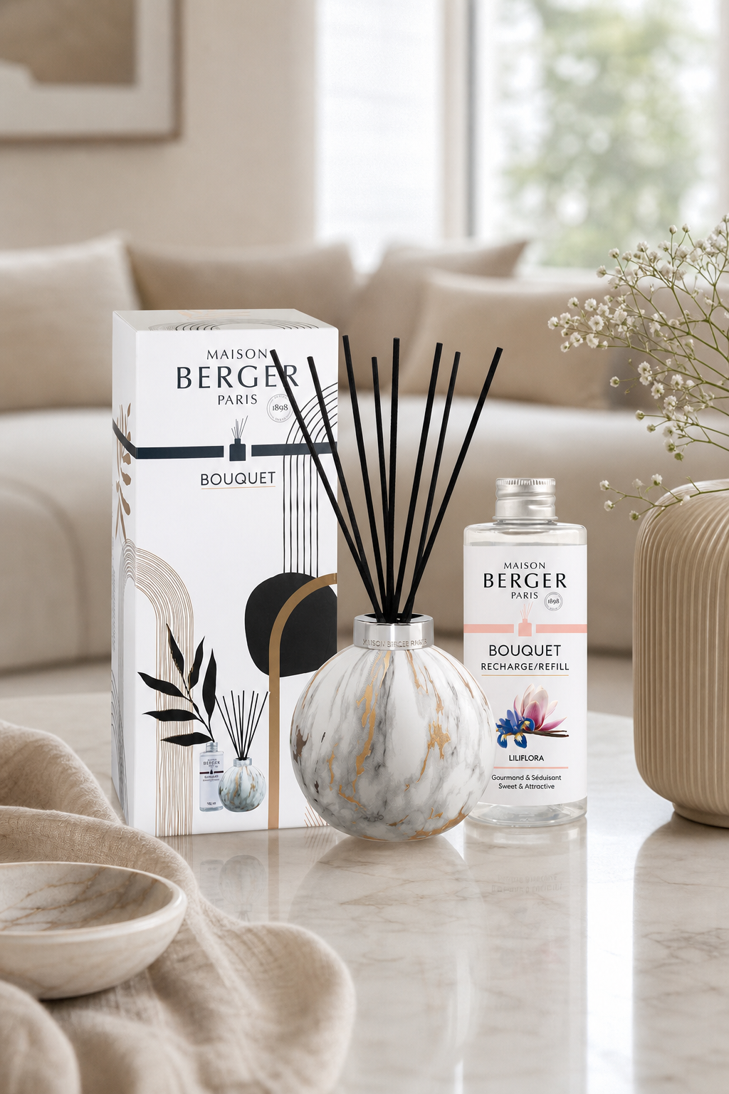 Raumduft-Diffuser mit Verpackung und Nachfüllflasche auf einem Wohnzimmertisch