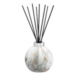 Detailansicht des marmorierten Diffusers mit silbernem Verschluss und schwarzen Stäbchen