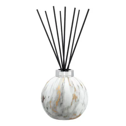 Detailansicht des marmorierten Diffusers mit silbernem Verschluss und schwarzen Stäbchen