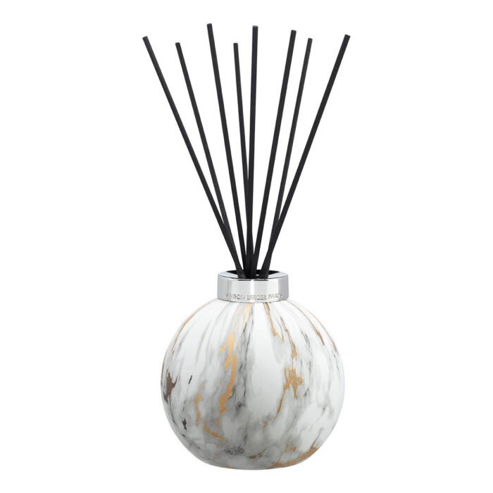 Detailansicht des marmorierten Diffusers mit silbernem Verschluss und schwarzen Stäbchen