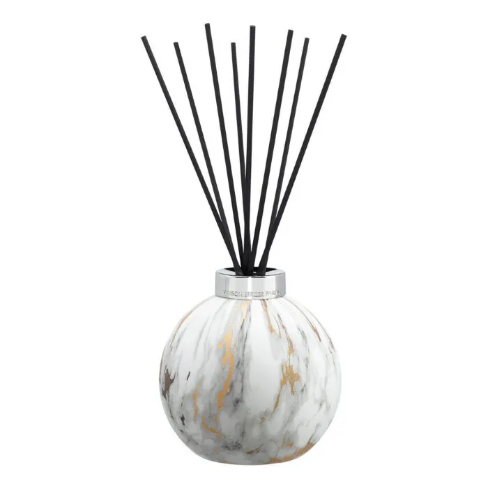 Detailansicht des marmorierten Diffusers mit silbernem Verschluss und schwarzen Stäbchen