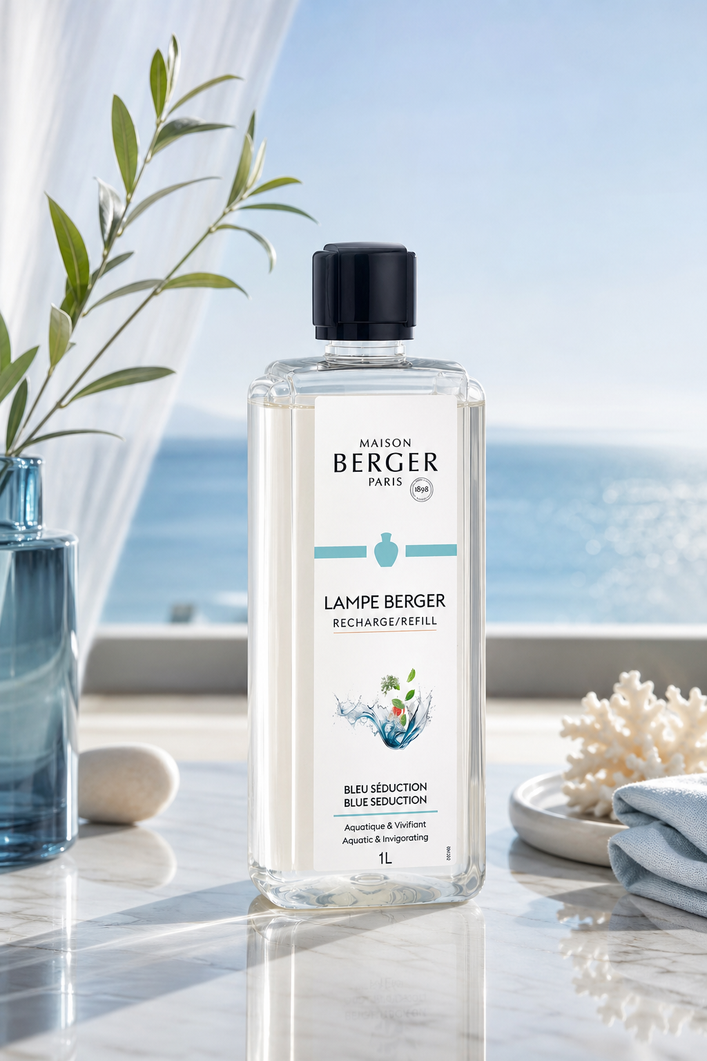 Maison Berger Nachfüllflasche steht vor einem Fenster mit Meerblick