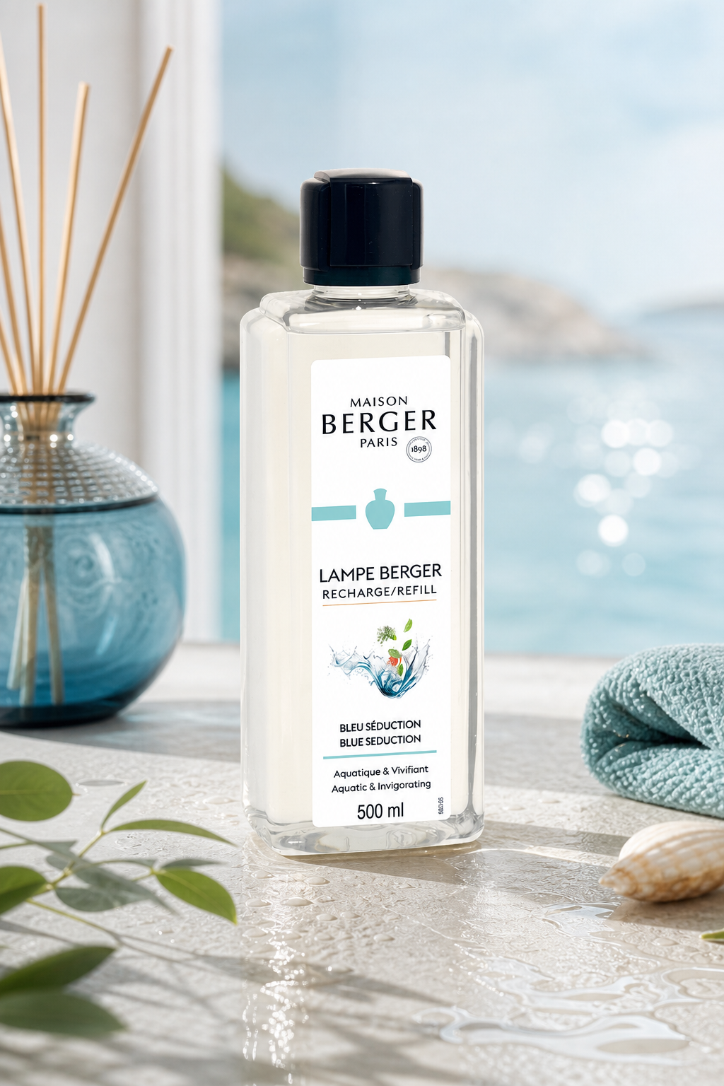 Lampe Berger Nachfüllflasche vor maritimem Fenster mit Duftlampe