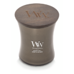 Brennende WoodWick Melanite Mist Kerze auf einem Beistelltisch