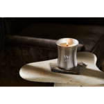 WoodWick Melanite Mist Kerze auf einem mit Moos dekorierten Ast