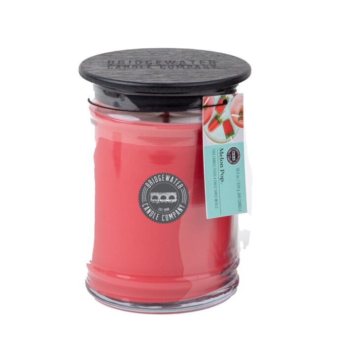 Nahaufnahme der rosa Melon Pop Kerze mit Bridgewater-Etikett und schwarzem Deckel