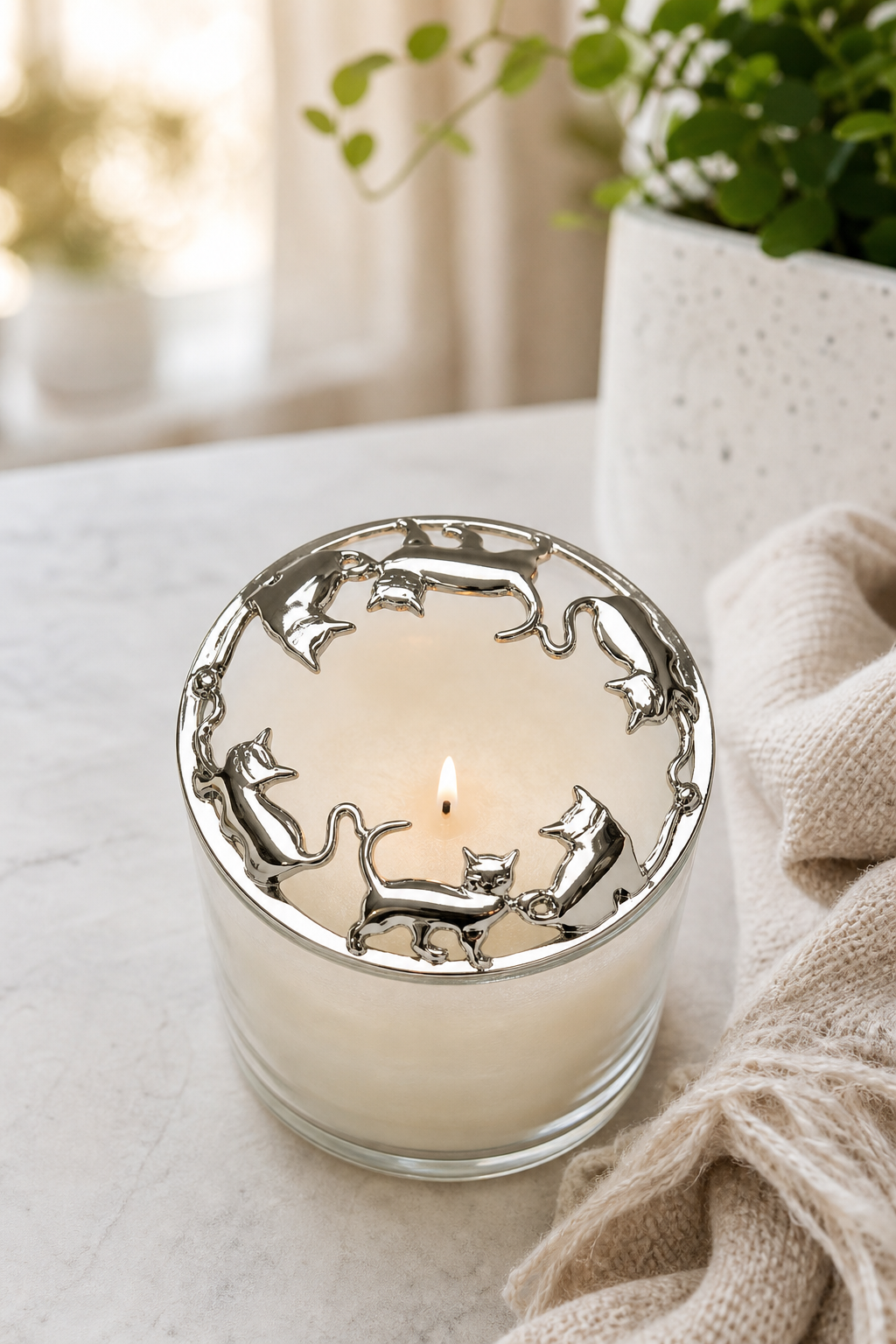 Meowy Kittens Candle-Lid, Silber in einer stimmungsvollen Anwendungsszene