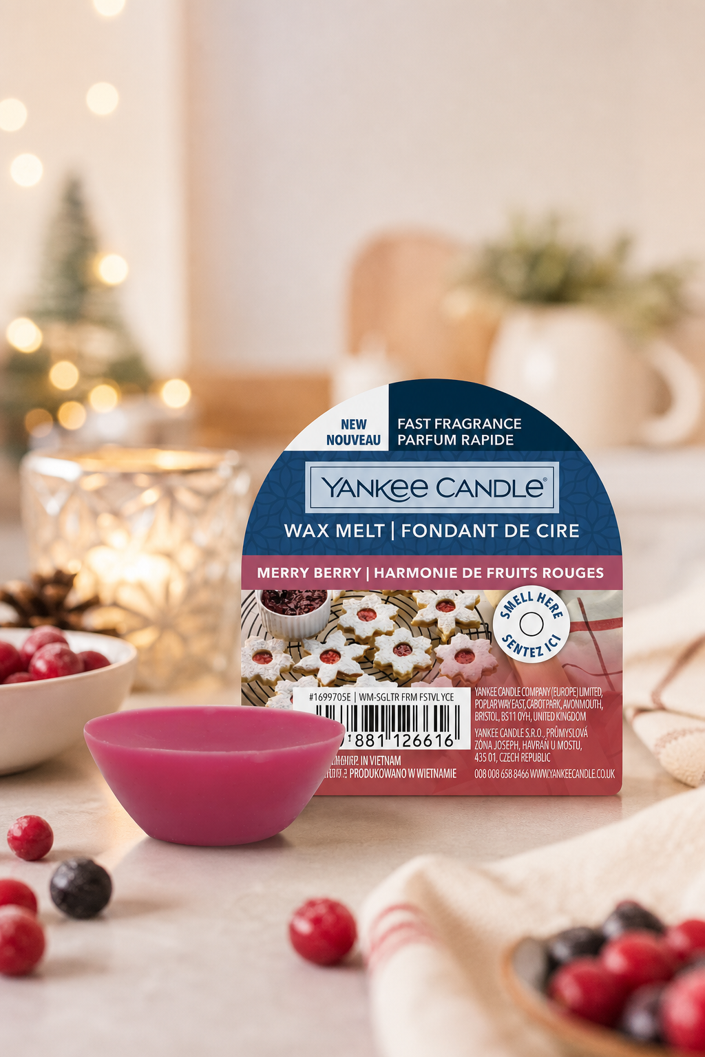 Merry Berry Wax Melt und Verpackung zwischen Beeren und festlicher Dekoration