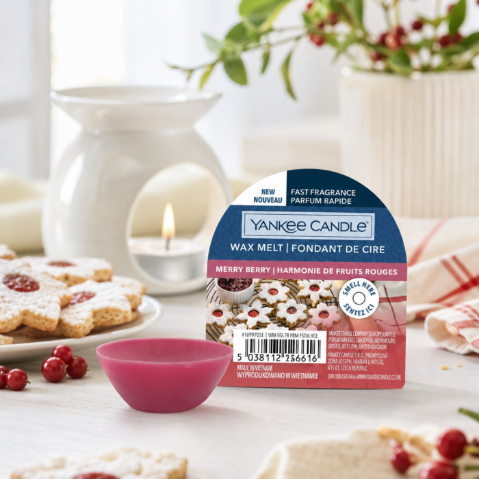 Merry Berry Wax Melt und Verpackung neben einer beleuchteten Duftlampe