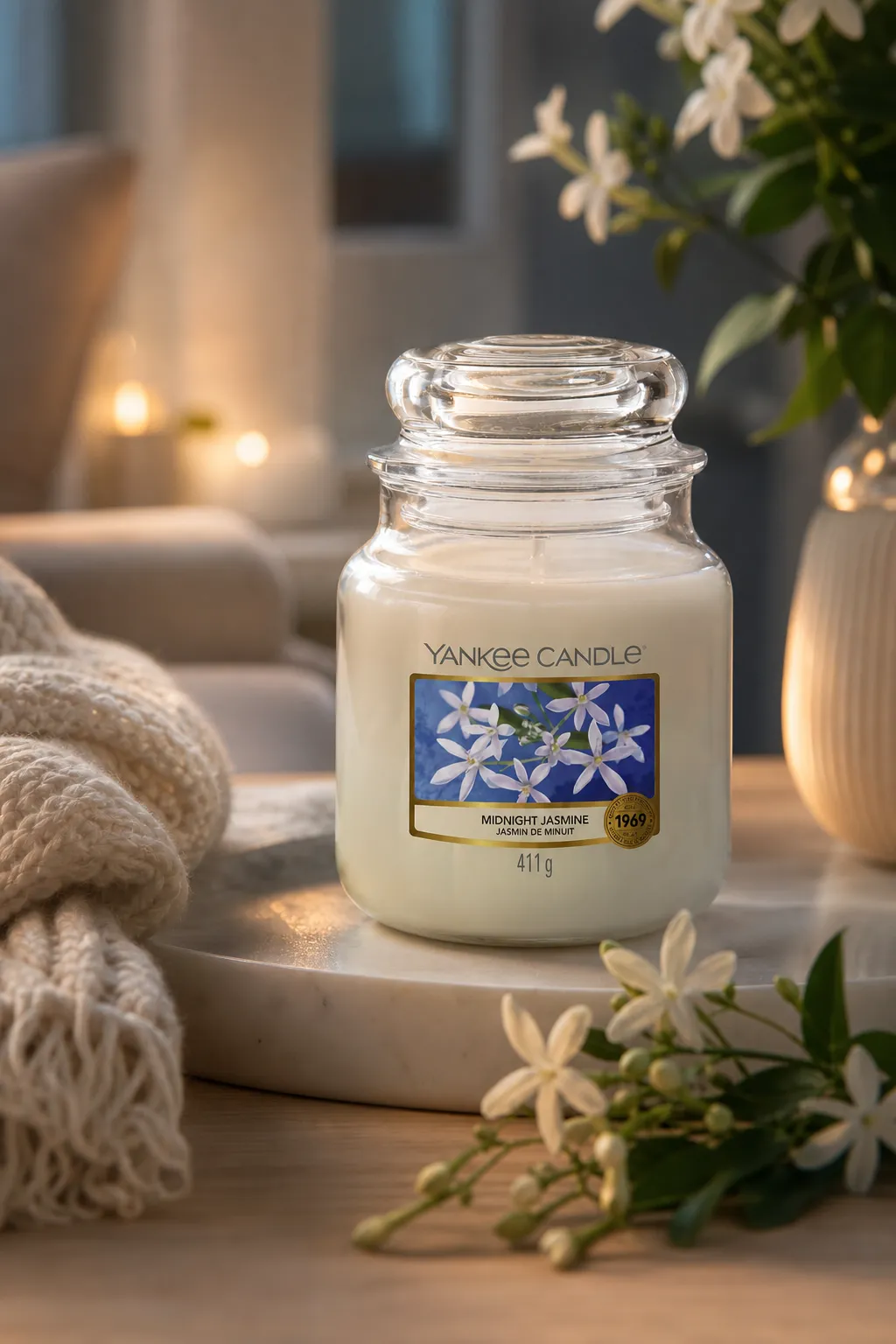 Midnight Jasmine im Wohnambiente Yankee Candle Midnight Jasmine Kerze im Glas auf einem Tisch im Wohnraum