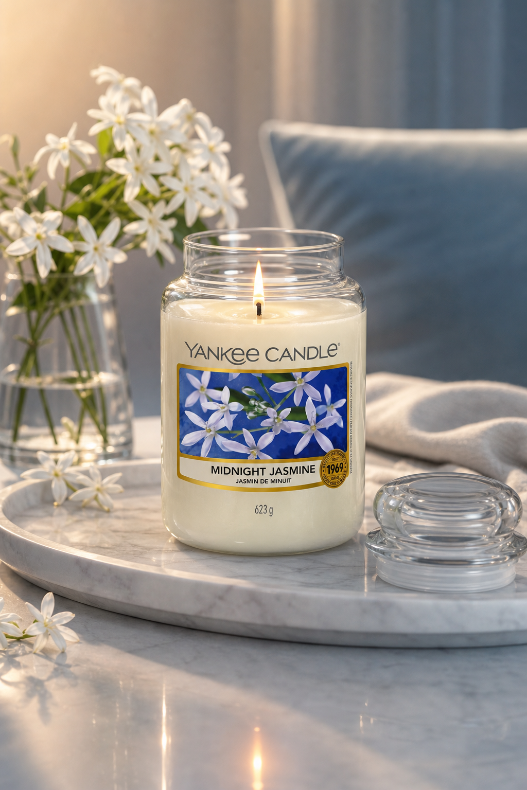 Brennende Midnight Jasmine Kerze mit abgenommenem Glasdeckel