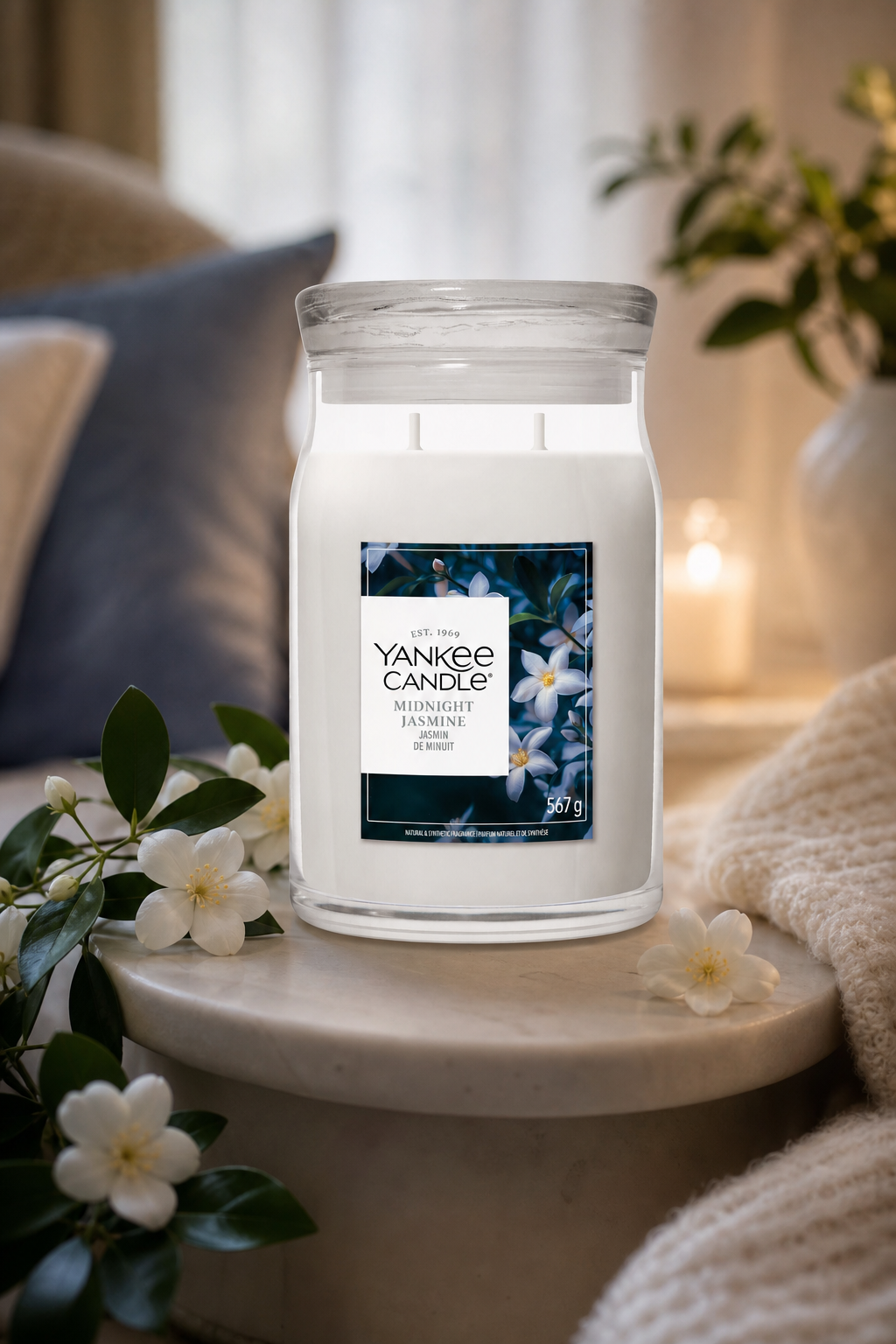 Midnight Jasmine Signature Large Jar 567g in einer stimmungsvollen Anwendungsszene