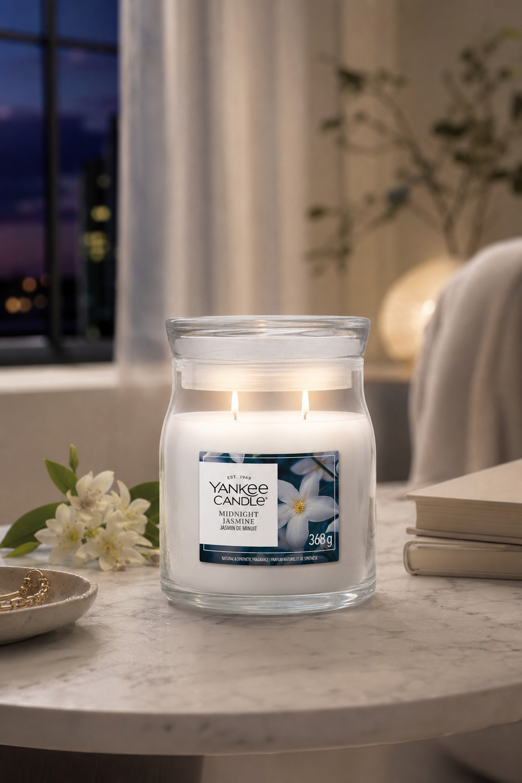 Midnight Jasmine Signature Mittelglas 368g 2-Docht in einer stimmungsvollen Anwendungsszene