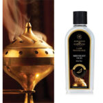 Flasche Midnight Oud Lamp Fragrance neben brennender Duftlampe