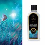 Flasche mit Midsummer Night’s Dream Lamp Fragrance vor türkisfarbener Wiesenillustration