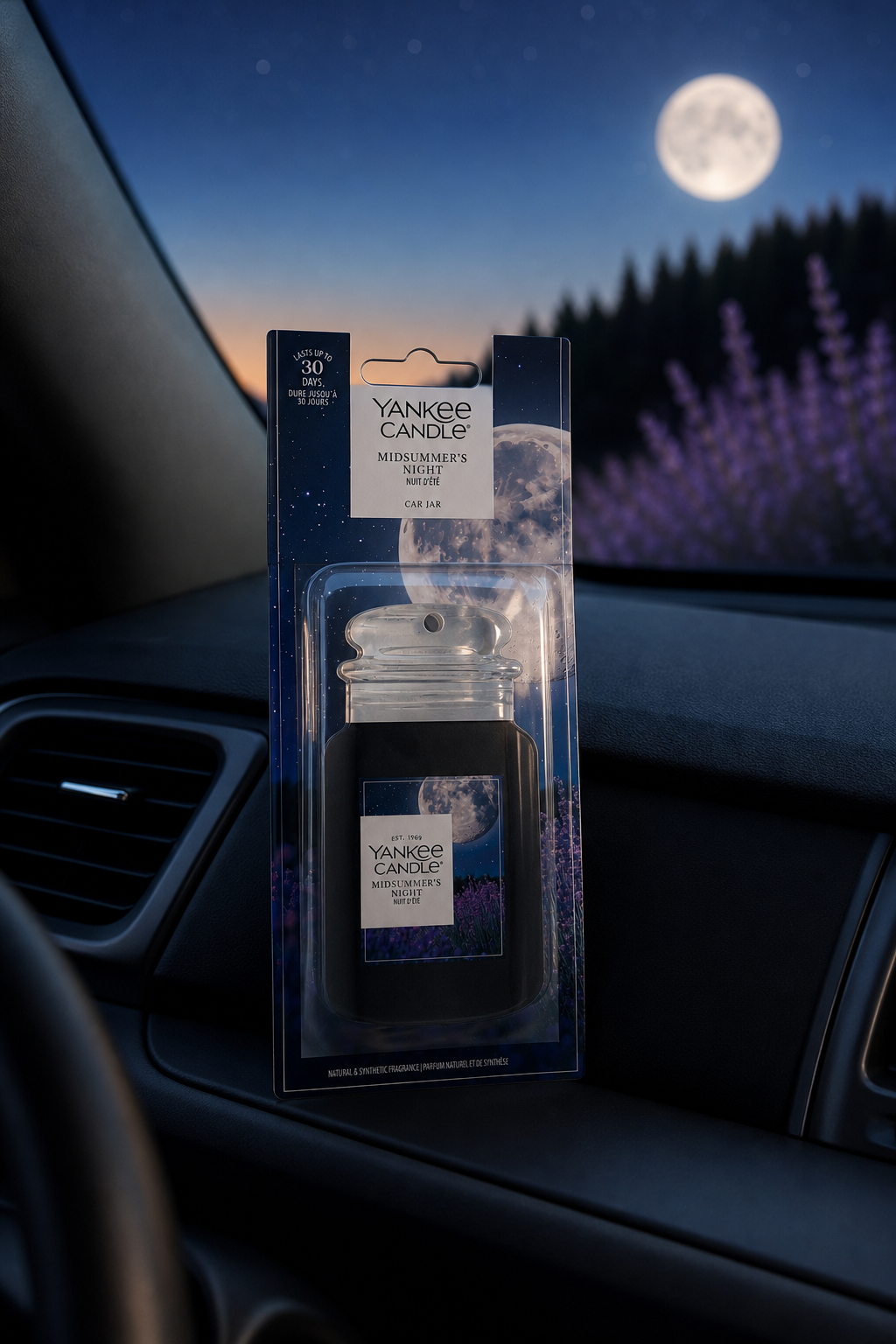 Yankee Candle Midsummer’s Night Car Jar in Verpackung auf dem Armaturenbrett