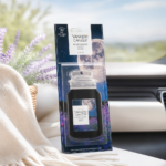 Yankee Candle Midsummer’s Night Car Jar in Verpackung auf einem Autositz