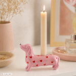 Mignon Kerzenhalter Dackel mit Herzen rosa 17x6x11,5cm – Produktansicht
