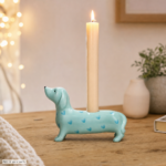 Mignon Kerzenhalter Dackel mit Herzen türkis 17x6x11,5cm – Produktansicht