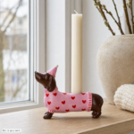 Mignon, Kerzenhalter Dackel mit Mütze, rosa – Produktansicht