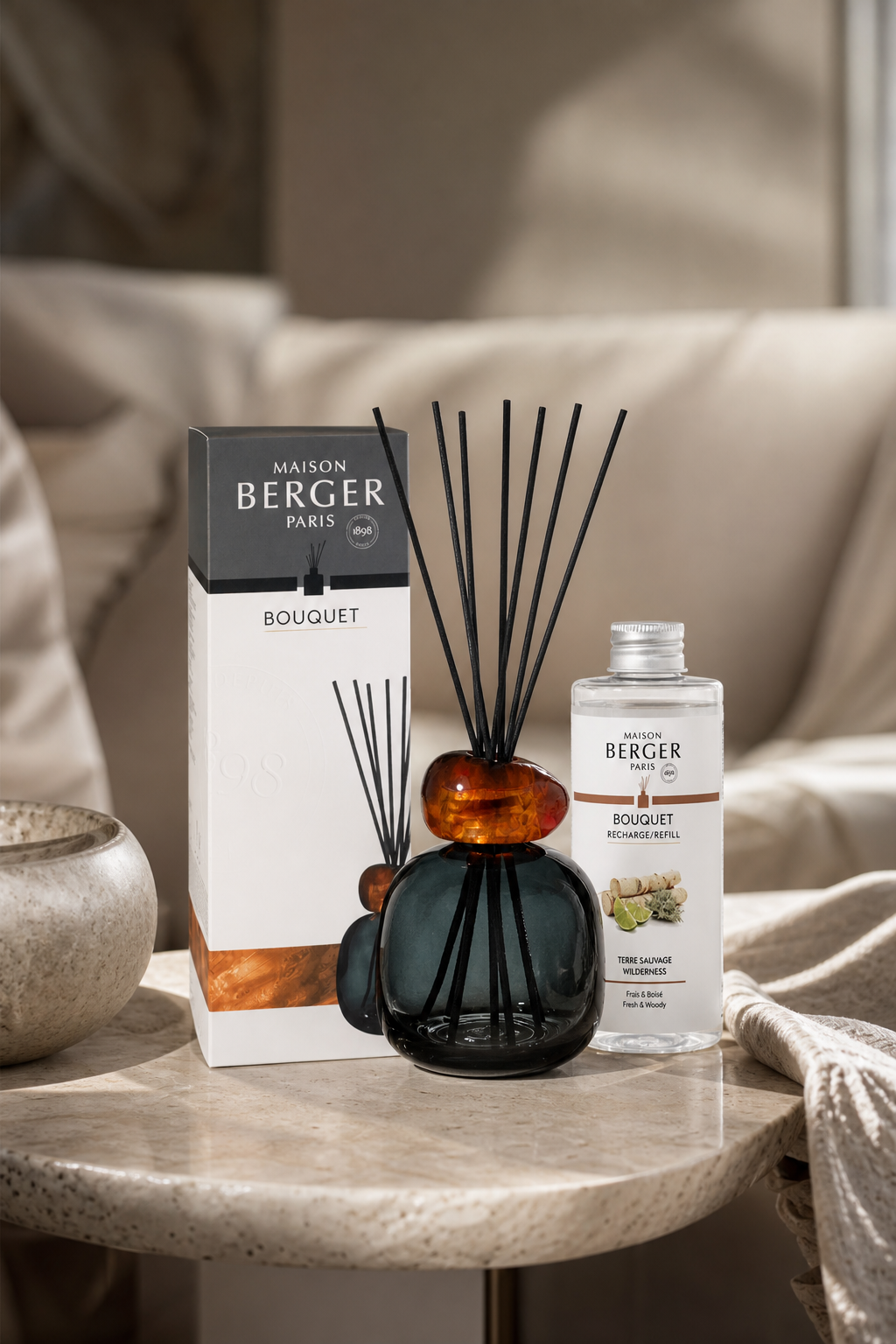 Raumduft-Diffuser mit Verpackung und Nachfüllflasche auf einem Tisch