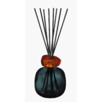 Raumduft-Diffuser mit schwarzem Gefäß, amberfarbenem Aufsatz und Duftstäbchen
