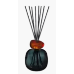 Raumduft-Diffuser mit schwarzem Gefäß, amberfarbenem Aufsatz und Duftstäbchen