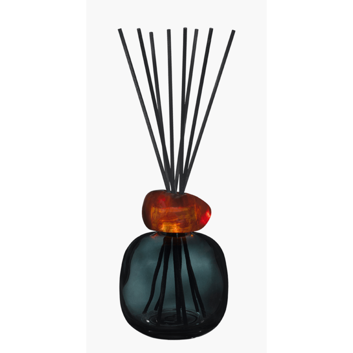 Raumduft-Diffuser mit schwarzem Gefäß, amberfarbenem Aufsatz und Duftstäbchen