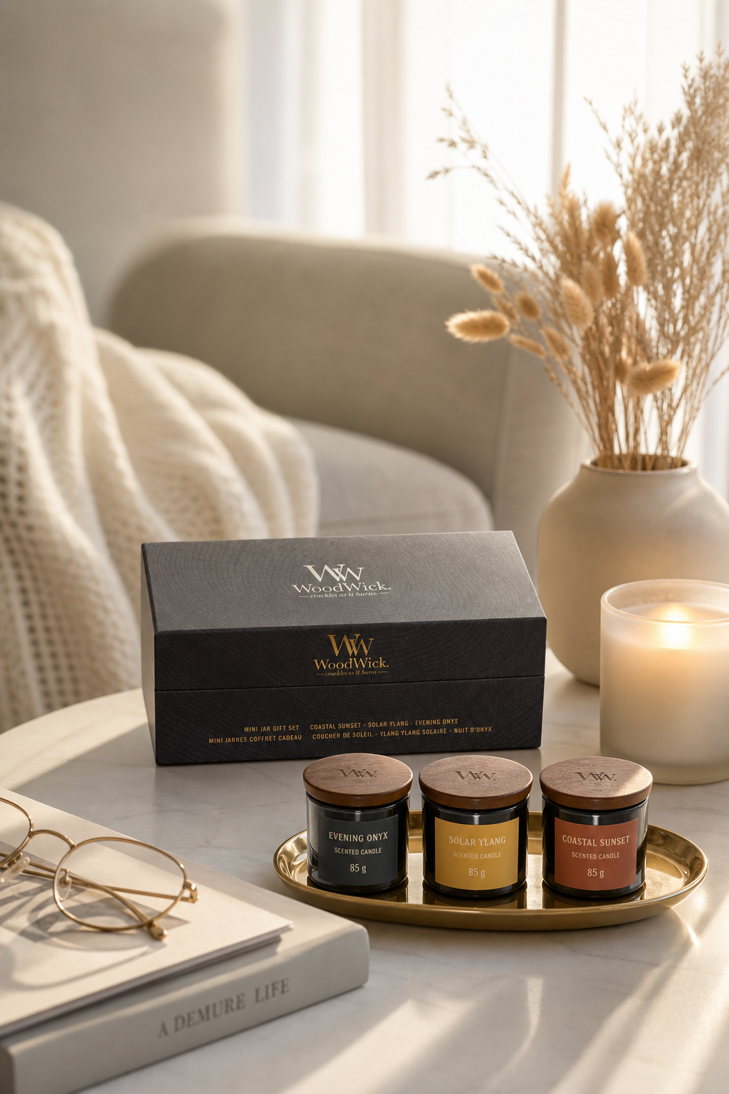 WoodWick Mini Jar Geschenkset mit drei Gläsern auf goldenem Tablett