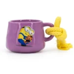 Lila Kerzentasse mit gelber Kordel und Minion mit Teddybär