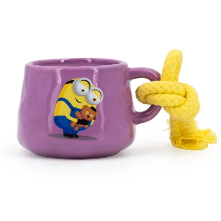Lila Kerzentasse mit gelber Kordel und Minion mit Teddybär